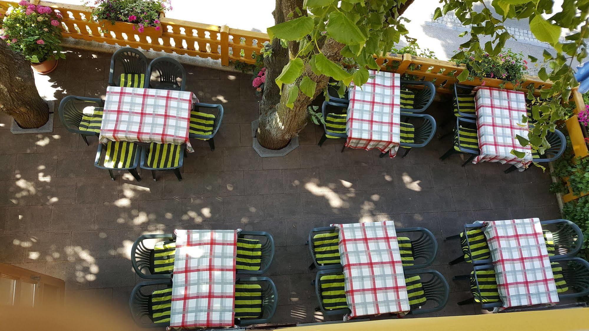 Hotel Gasthof Zum Schwan Steinsfeld Exterior foto
